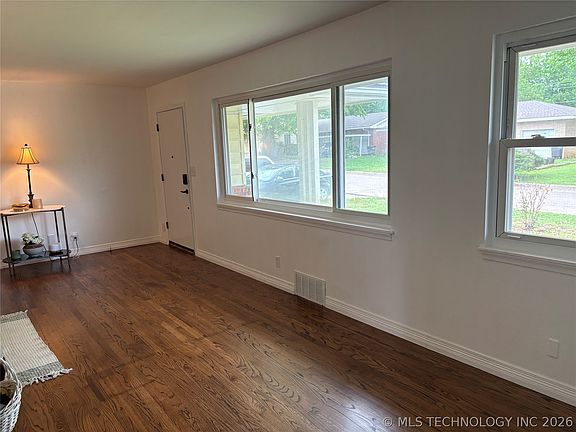 4th image of 618 SE Wilshire Ave
