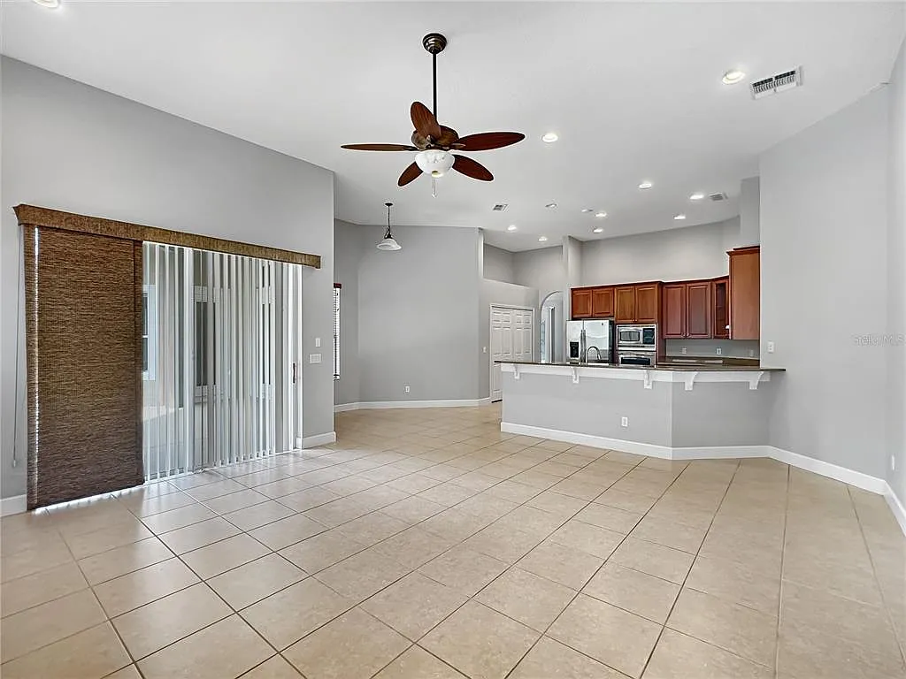 5 bed, 5.0 bath, 3676 sqft, $3,995 — Photo 3