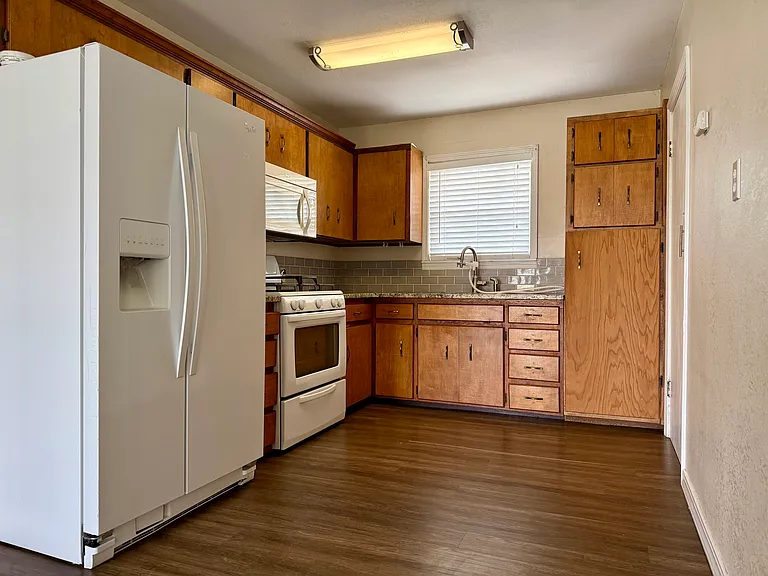 1219 Hazelwood St — Photo 4
