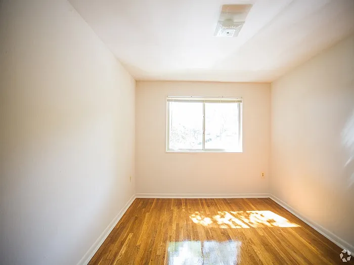 Kings Square Apartments — Photo 22