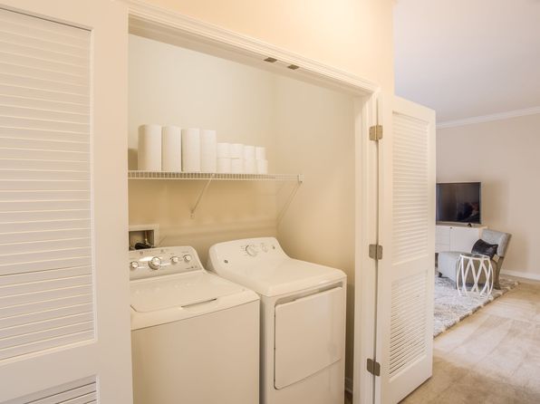 15 Town Square Cir #204