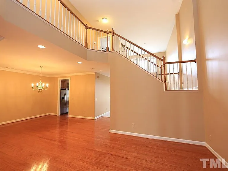 507 Bartlett Cir — Photo 2