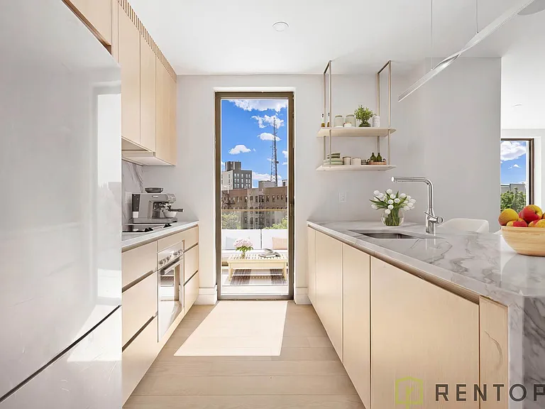 960 Franklin Ave #526 — Photo 5