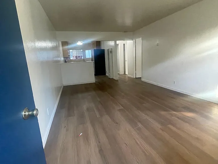 210 Flanders Ct — Photo 2
