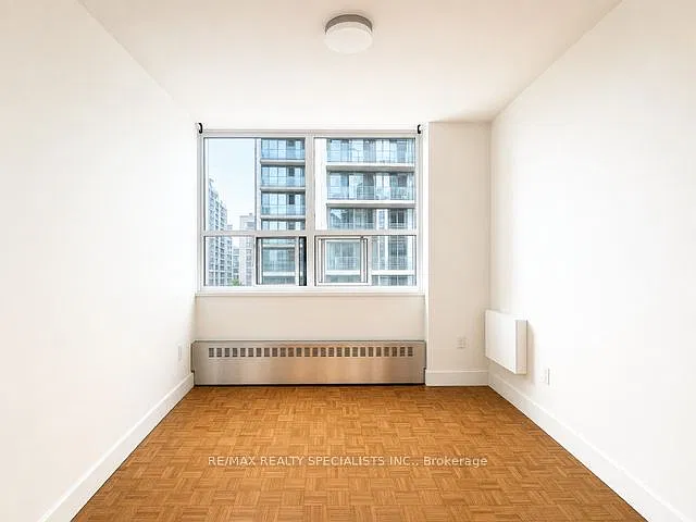 80 Wellesley St E — Photo 3