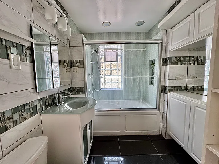 2047 N Lavergne Ave #2 — Photo 8