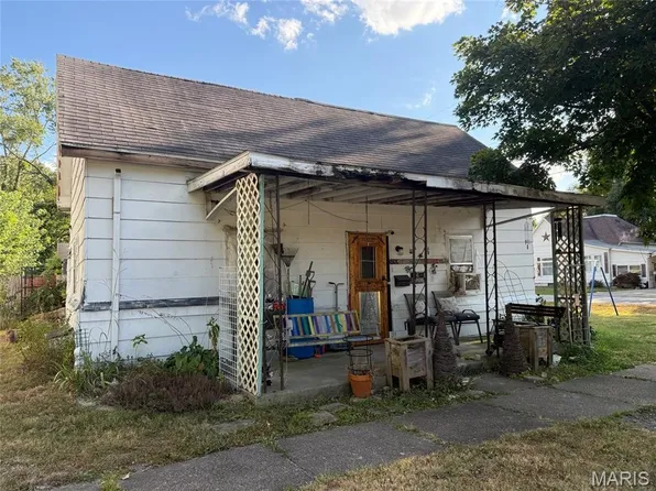 623 W 2nd St, Saint Elmo, IL 62458