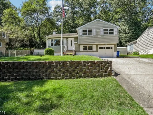 89 Knolls Rd, Bloomingdale Boro, NJ 07403