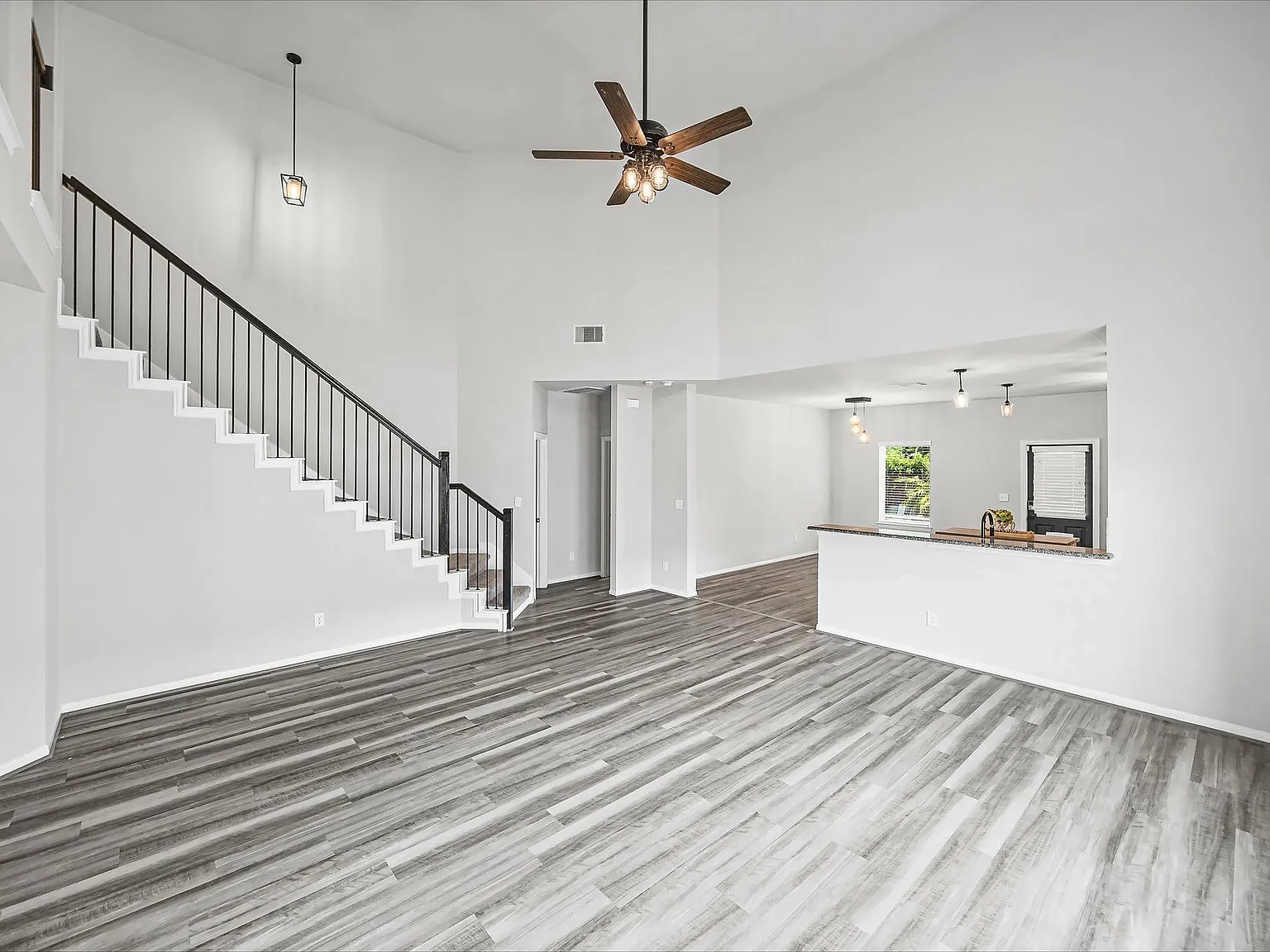 4 bed, 2.5 bath, 2504 sqft, $3,100 — Photo 3