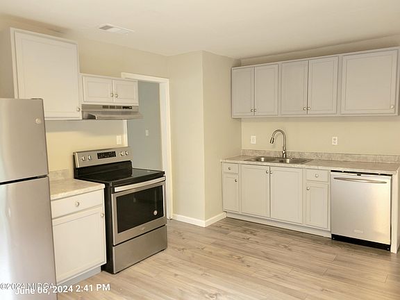 4th image of 2759 Village Green Dr