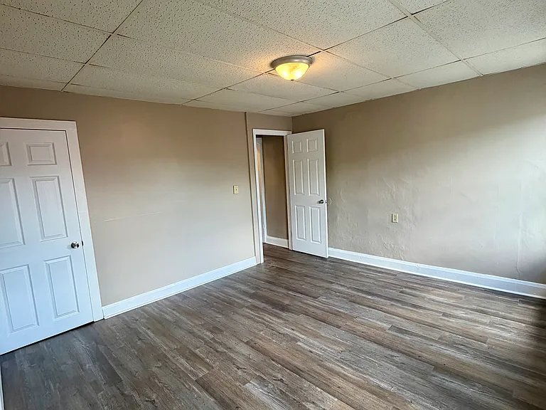 418 Center Ave — Photo 16
