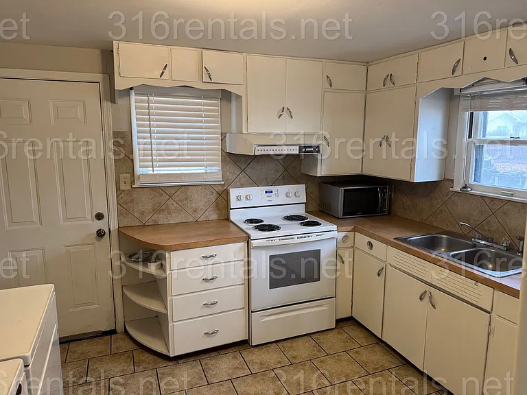 303 N Emporia St — Photo 3