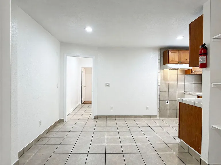 2657 E Monroe St — Photo 4