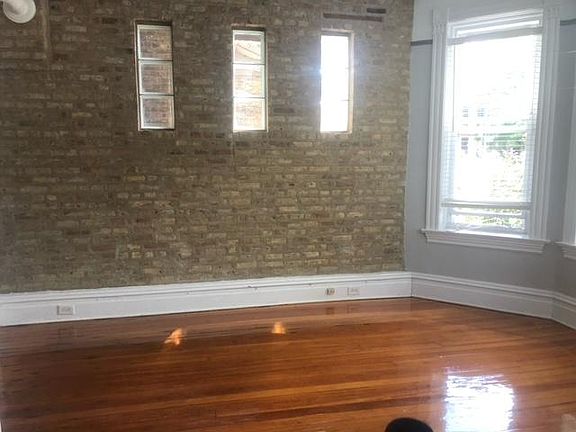 4th image of 909 N Winchester Ave #1F