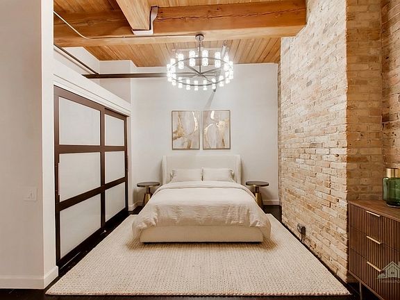 5th image of 225 W Huron St APT 305