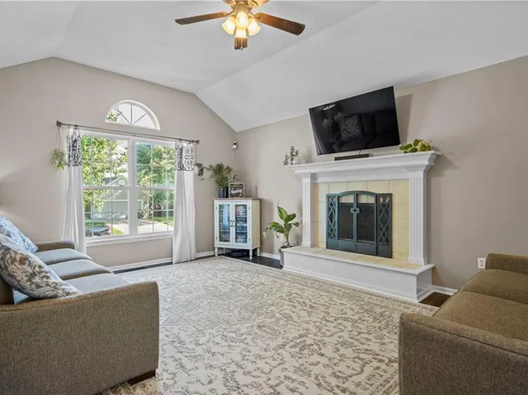 325 W McKinley Ln, Gardner, KS 66030