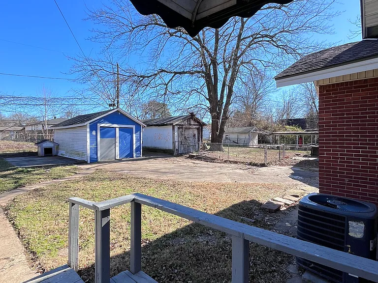 800 Clifton Ct — Photo 4
