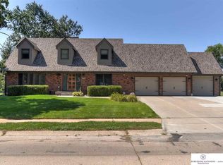 5536 Oak Hills Dr, Omaha, NE 68137