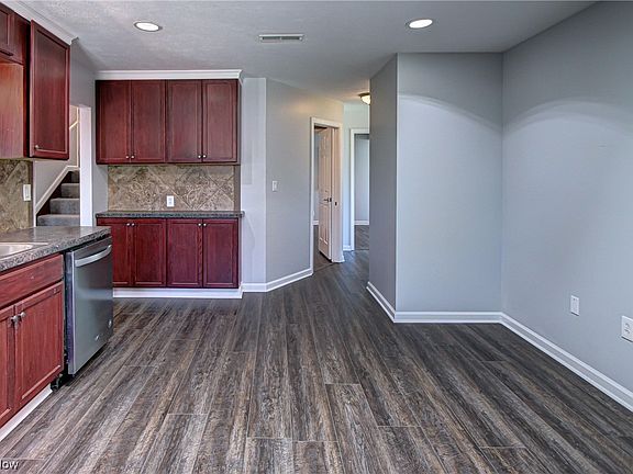5th image of 661 East Dr