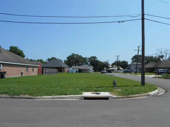 1804 N 21st St, Nederland, TX 77627