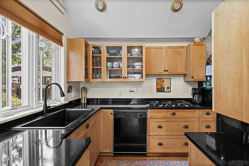 5th image of 212 Colonial Avenue