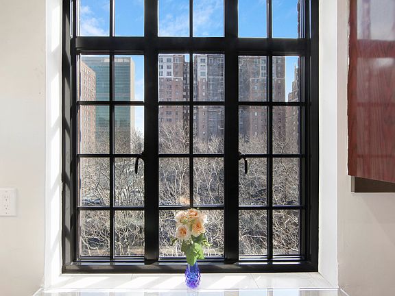 5th image of 320 E 42nd St APT 918