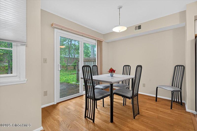 3rd image of 517 Highwood Circle