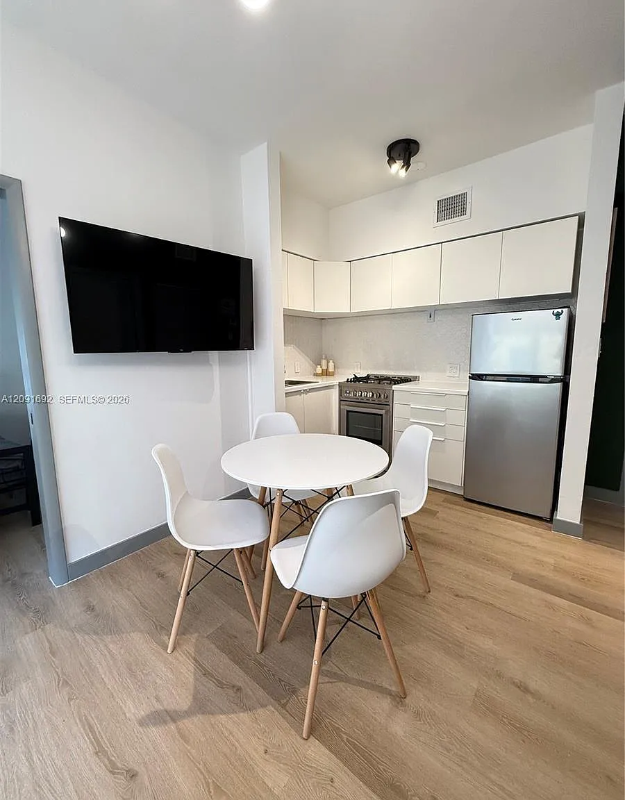 Windsor Plaza Condo — Photo 4