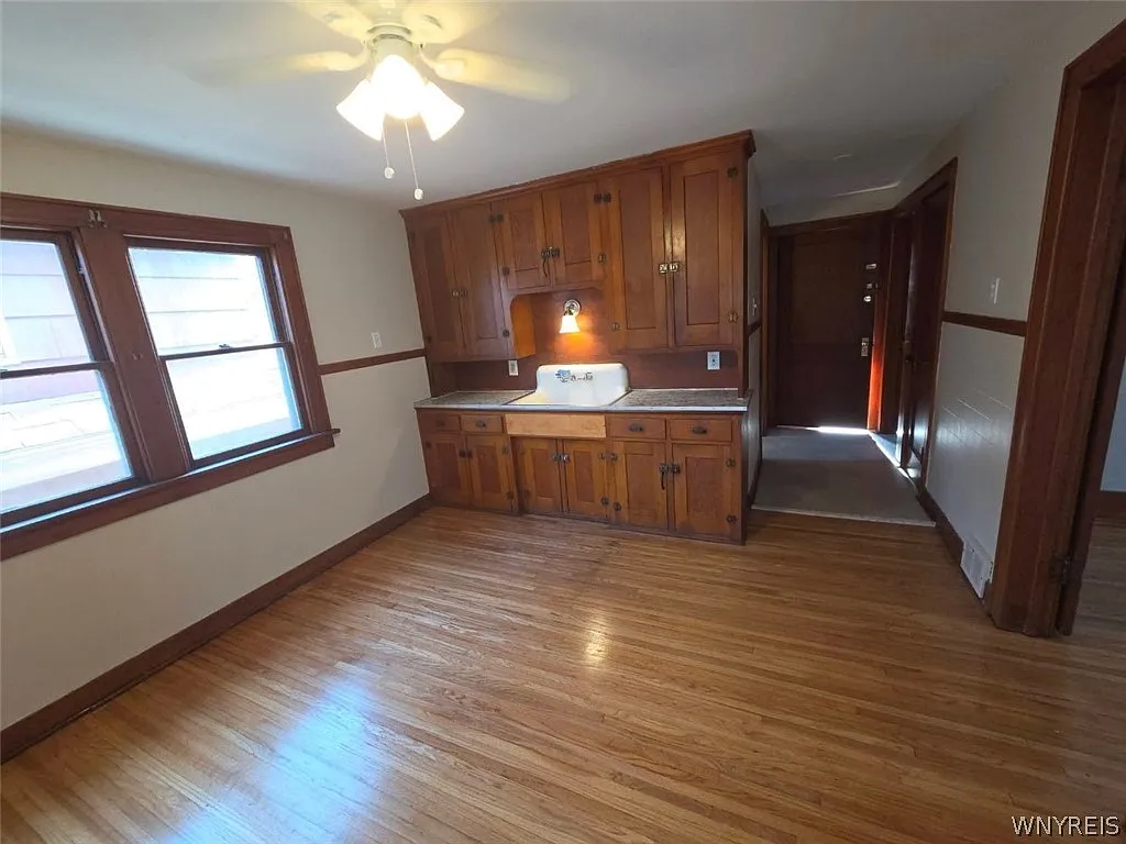 3 bed, 1.0 bath, 1912 sqft, $1,200 — Photo 3