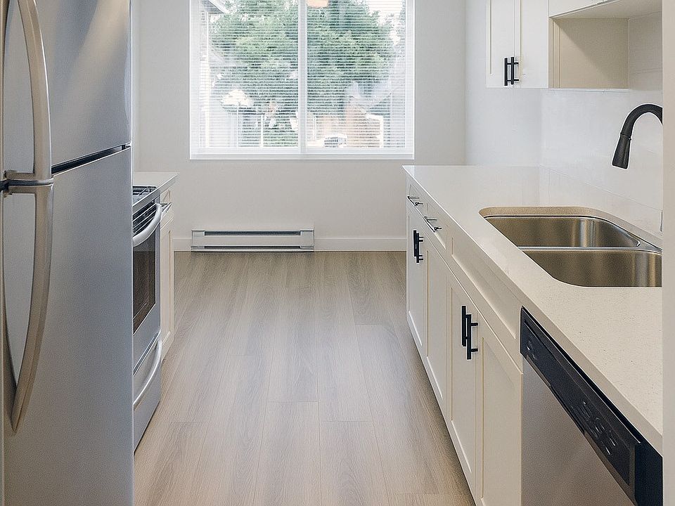 Kitchen & Dining Area