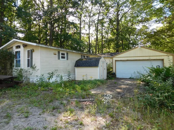 304 Magellan Ave, Houghton Lake, MI 48629
