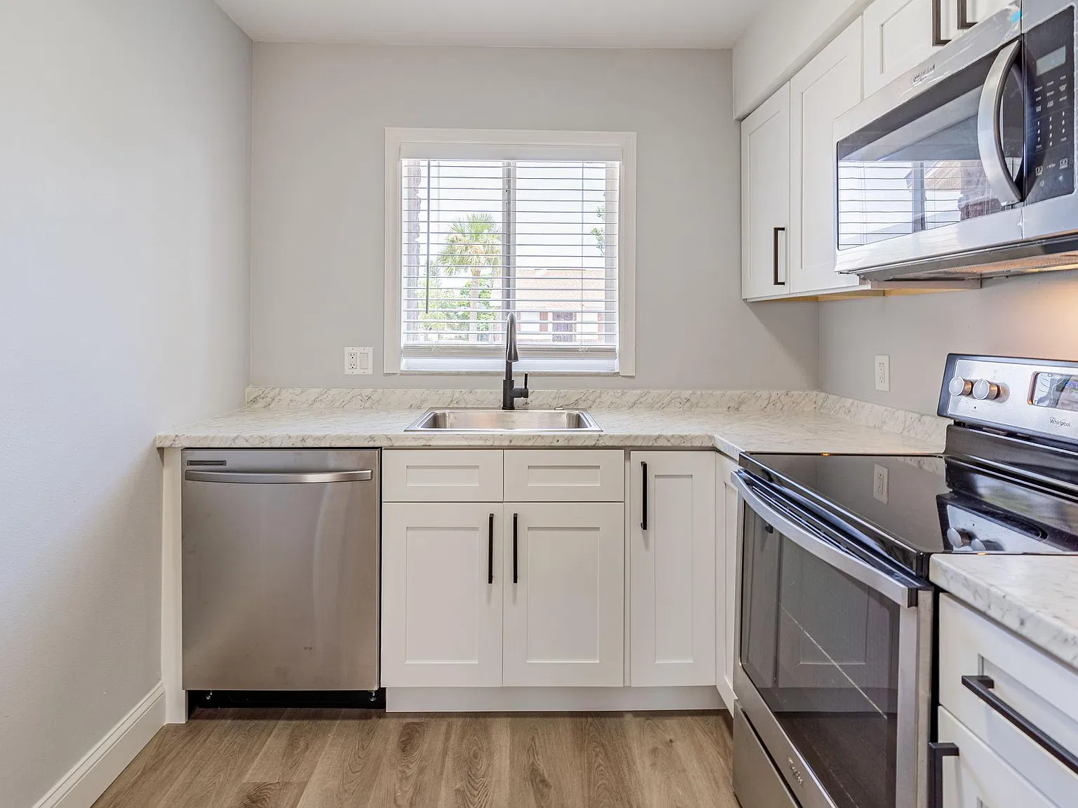 2 bed, 888 sqft, $1,500 — Photo 2