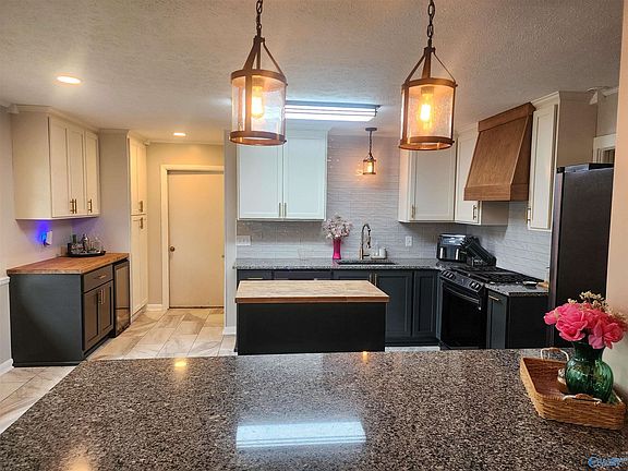 5th image of 48 Sandra Ln