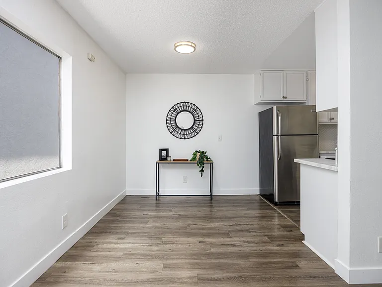 6021 Carlton Way — Photo 30