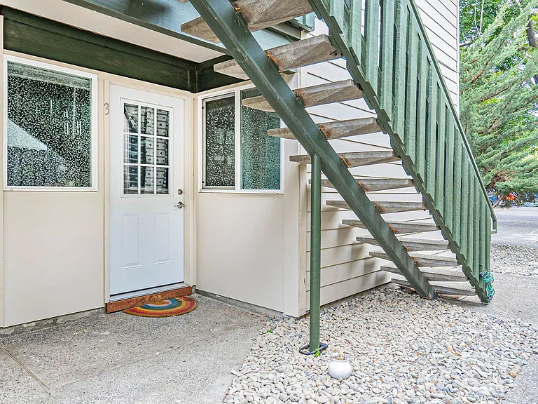 240 2nd St — Photo 2