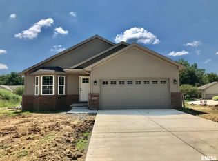 1021 Ravina Dr, Chatham, IL 62629