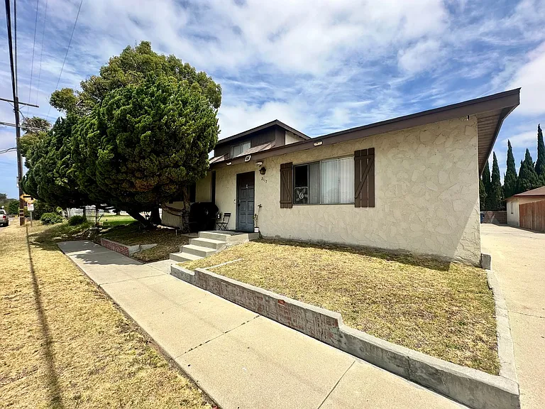 2117 Santa Fe Ave — Photo 6