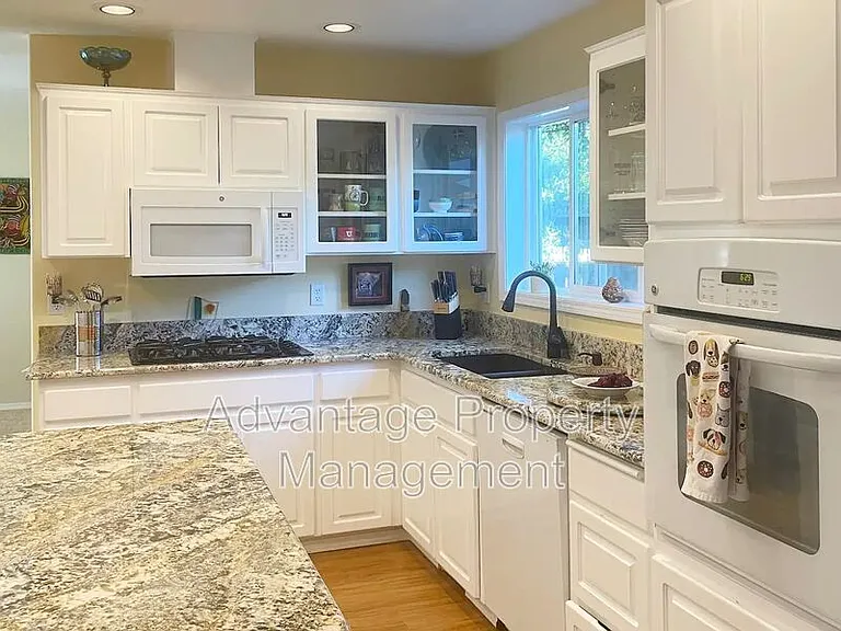 1622 SW Country Club Pl — Photo 4