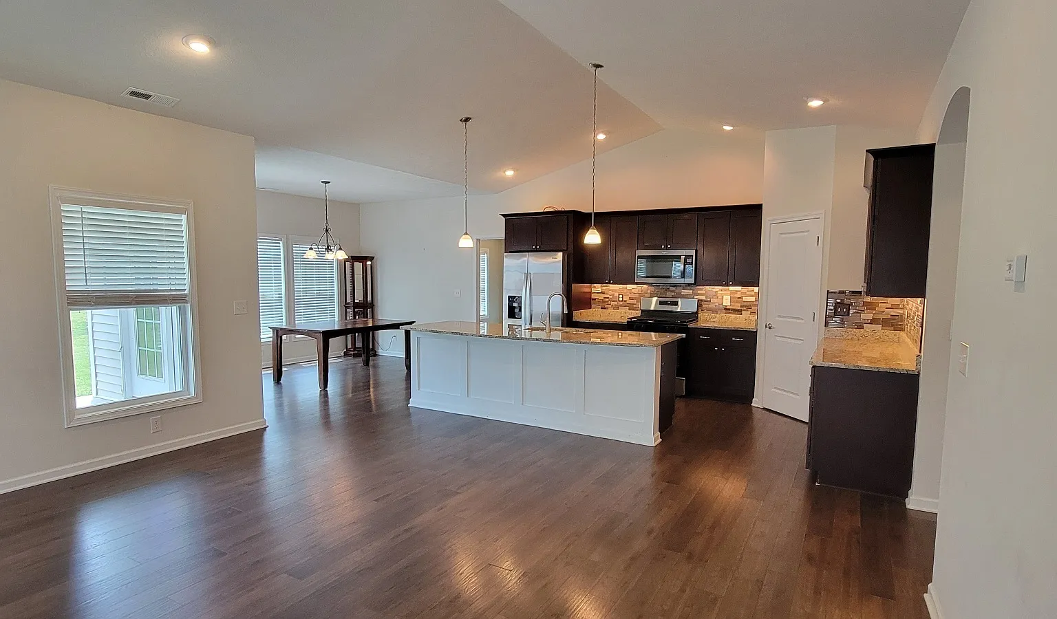 3 bed, 2.0 bath, 2052 sqft, $2,350 — Photo 2
