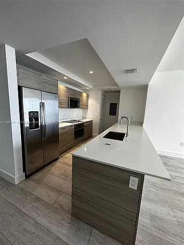 121 NE 34th St #2707 Photo 1