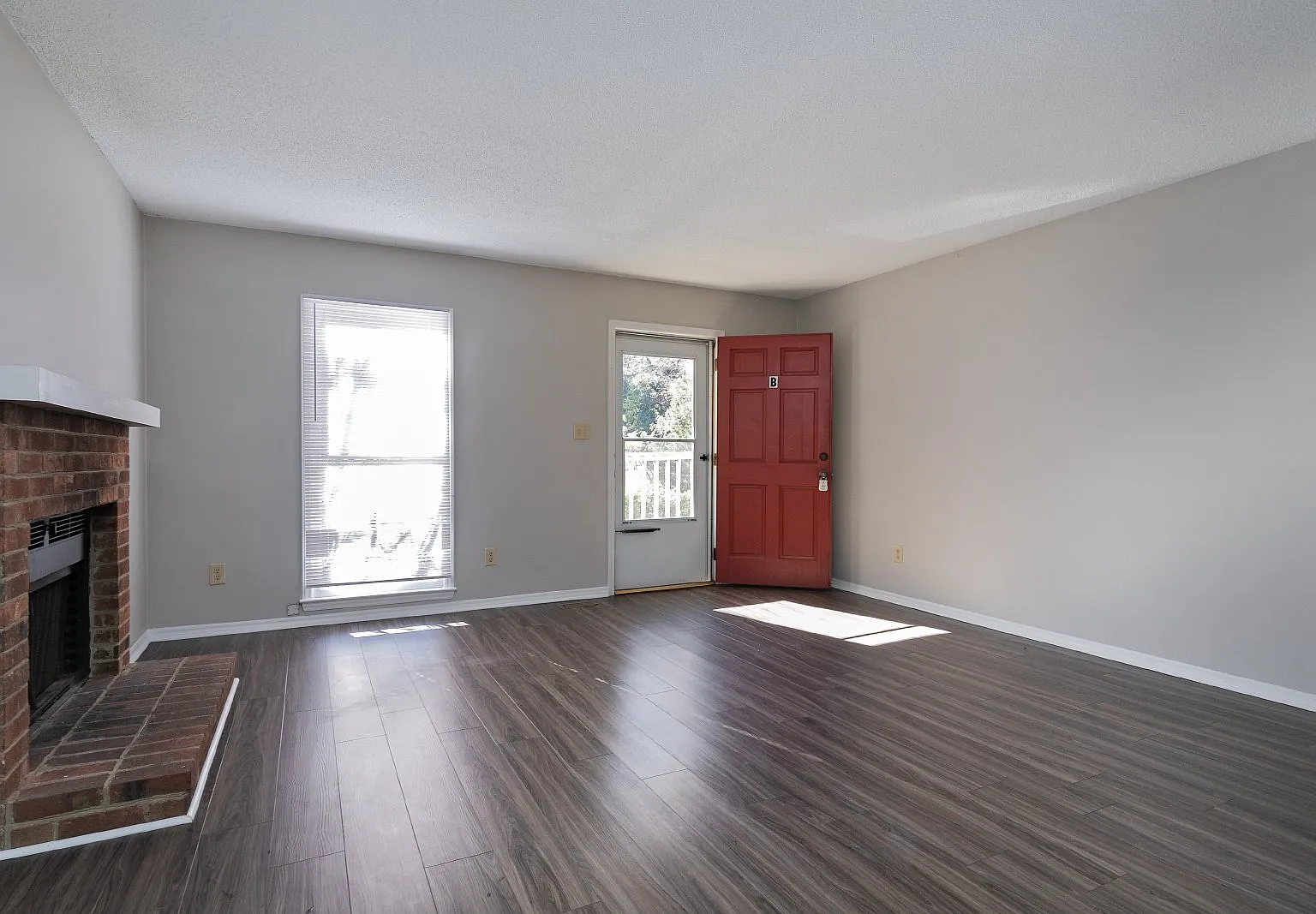 2 bed, 2.0 bath, 900 sqft, $1,350 — Photo 3
