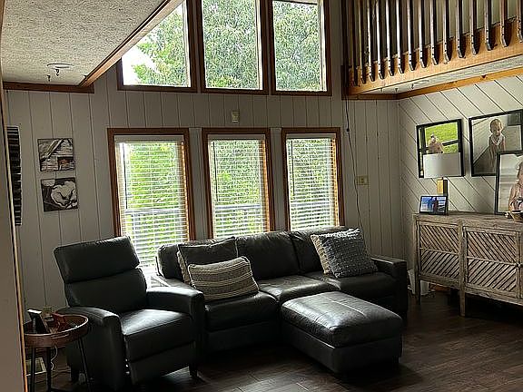 3rd image of 2092 Lakewood Dr
