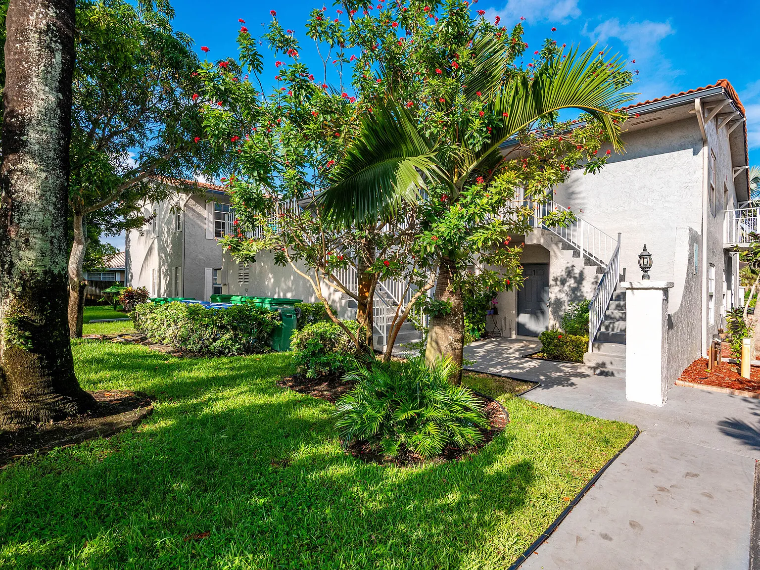 2 bed, 1.0 bath, 8507 sqft, $2,295 — Photo 2