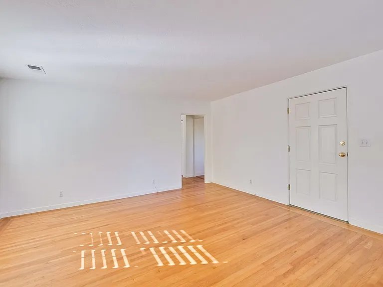 2990 Cowper St — Photo 15