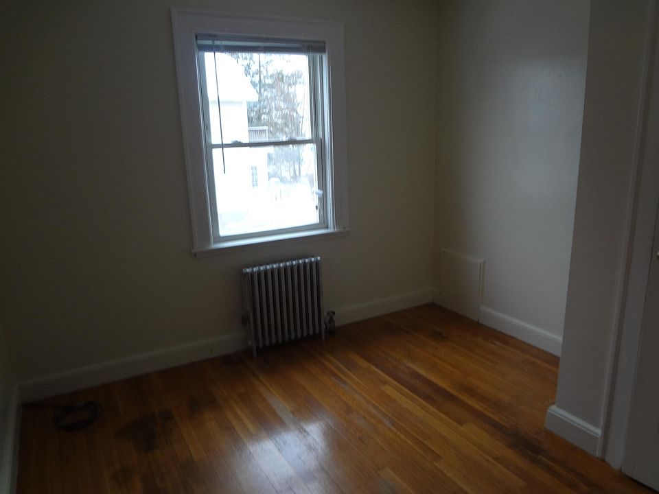 smaller bedroom 9x10 OR office/den area