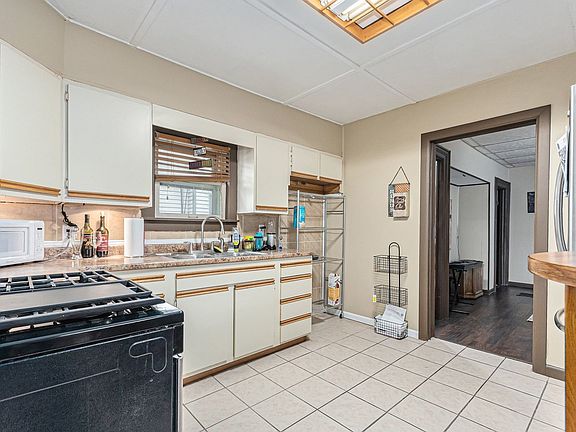 5th image of 286 Villa St