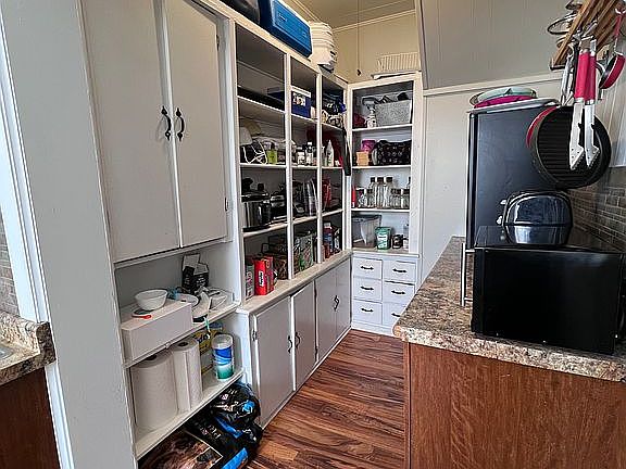 3rd image of 725 W Broadway St
