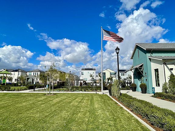 3rd image of 4446 S Bryant Paseo