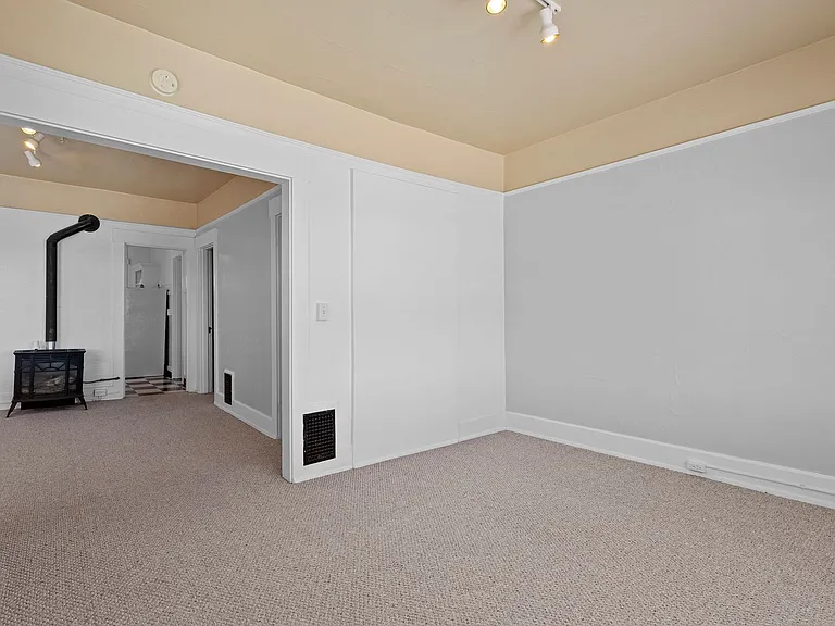 1 Bedroom with den close to SW! Walking distance to Providence Park! — Photo 26
