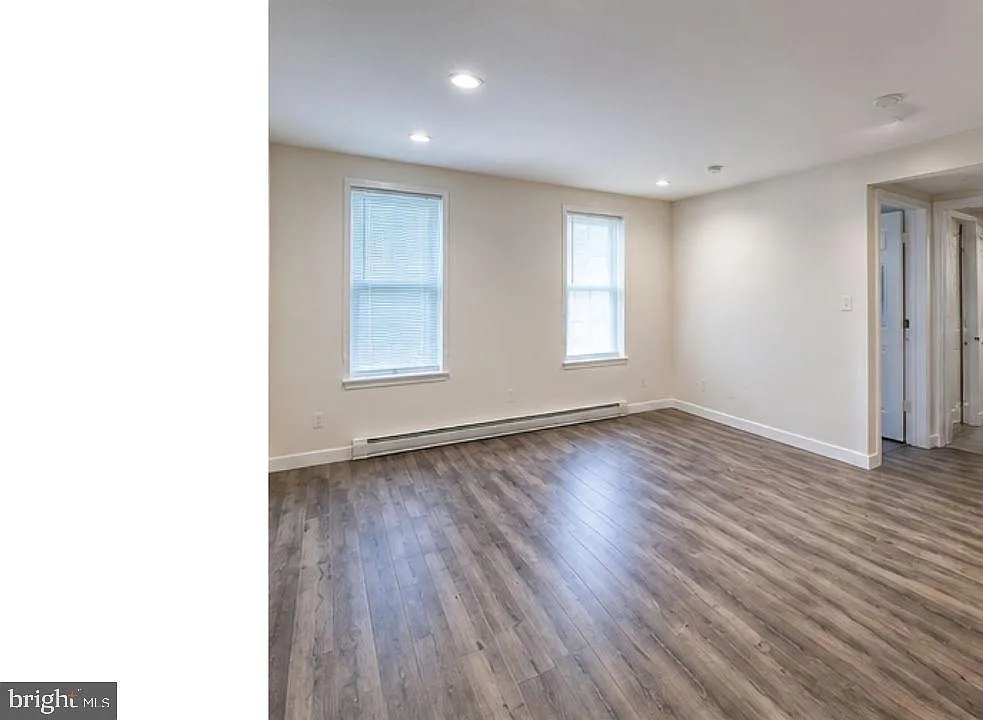 3 bed, 2.0 bath, 2749 sqft, $1,375 — Photo 2